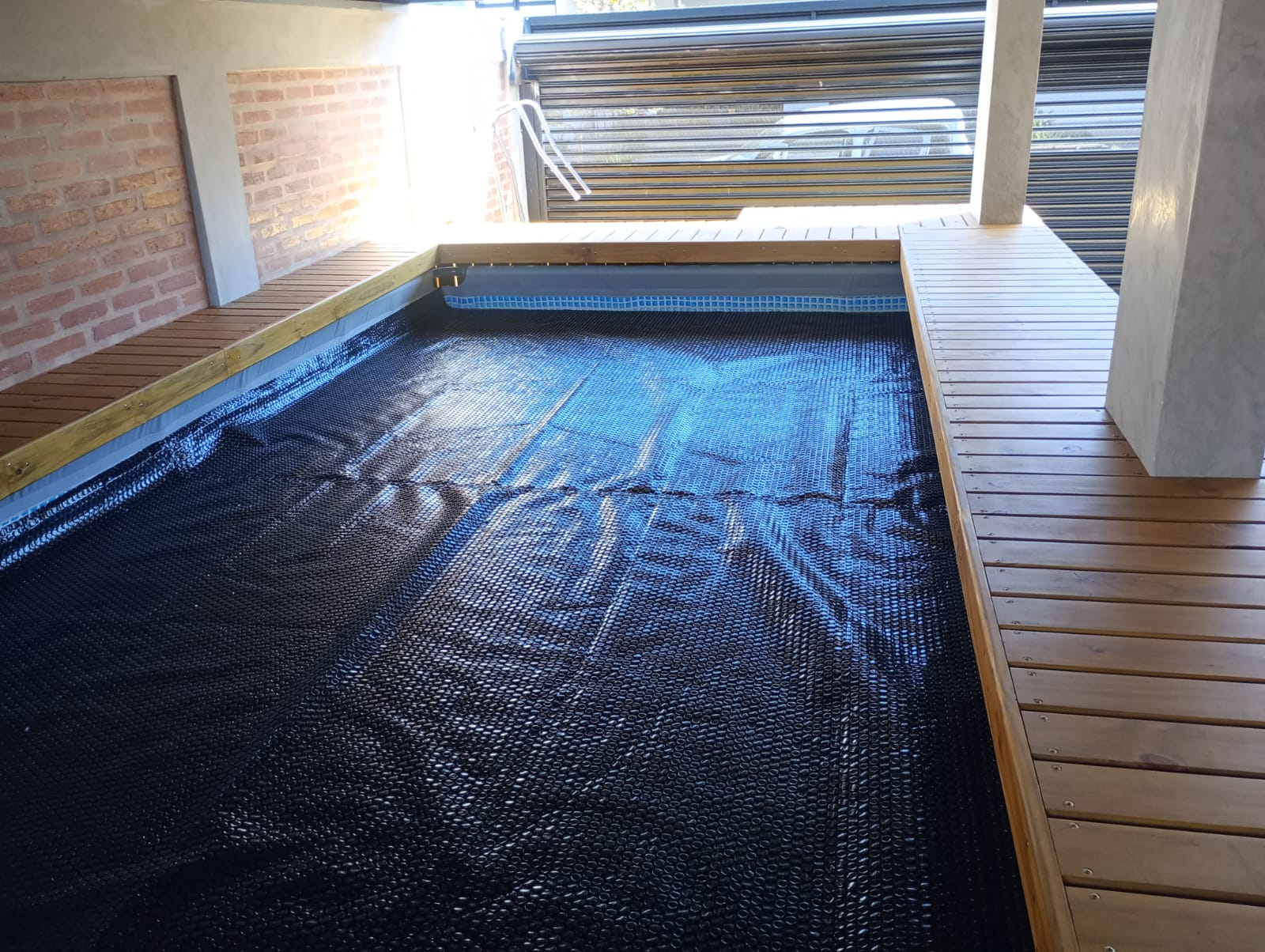 Deck de madeira na piscina