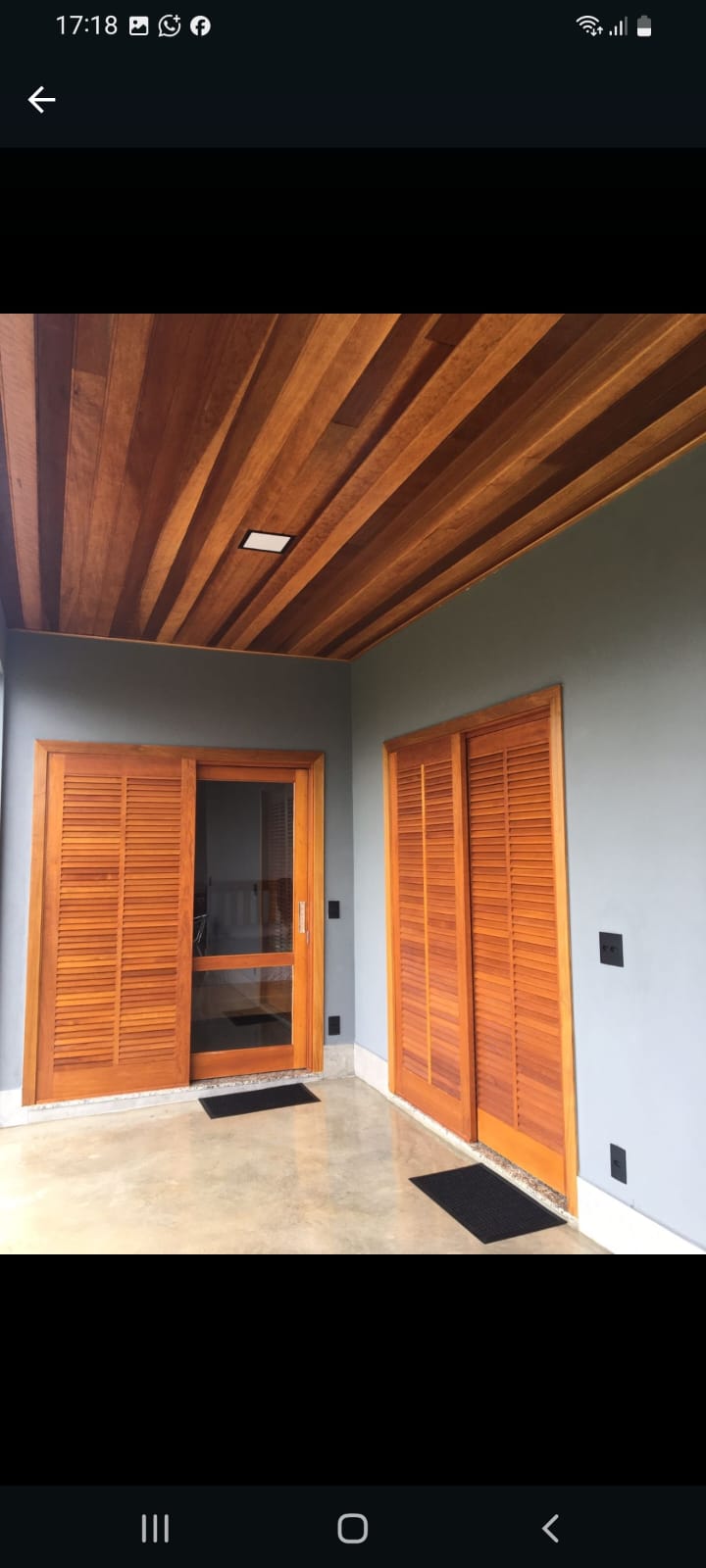 Esquadria em madeira com veneziana